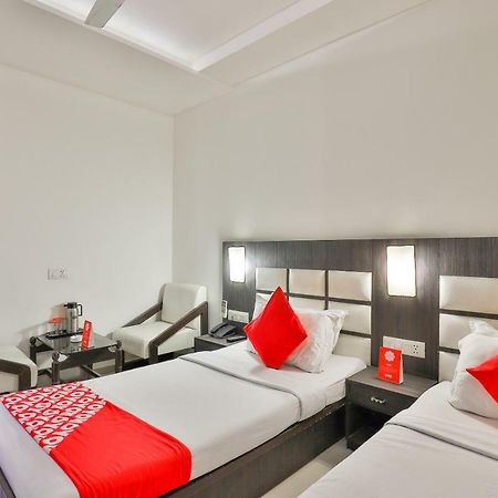 Oyo 2351 Hotel Golden Plaza Ahmedabad Bagian luar foto