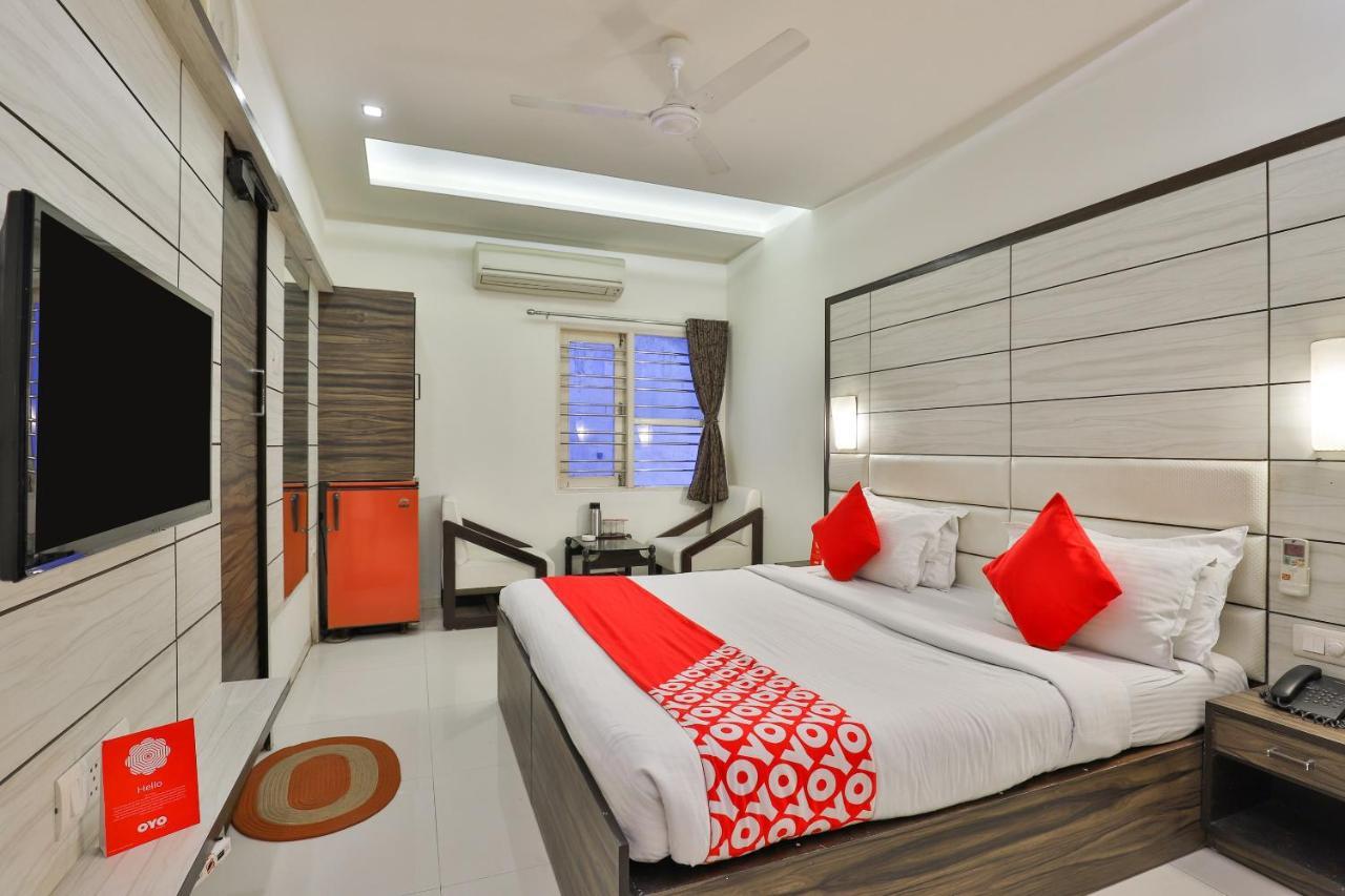 Oyo 2351 Hotel Golden Plaza Ahmedabad Bagian luar foto