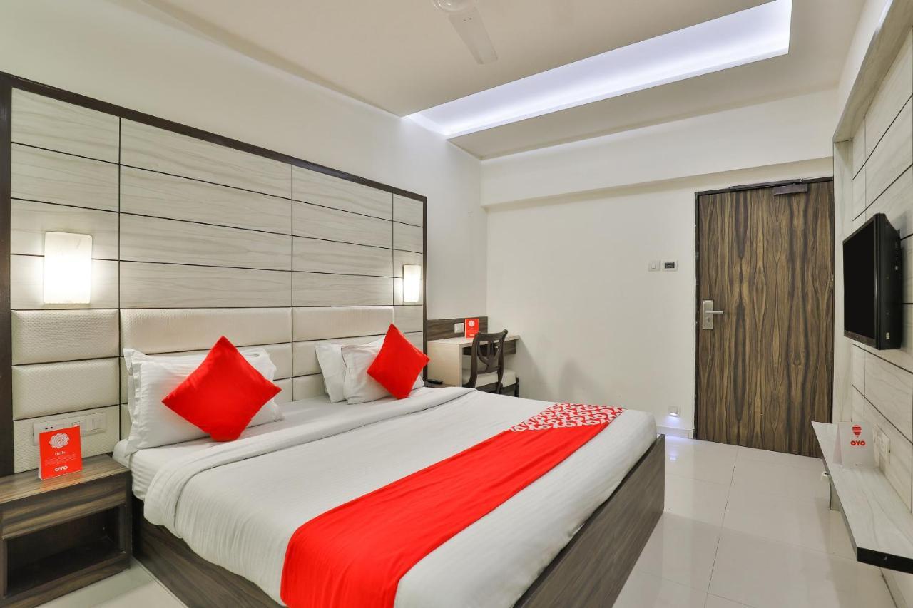 Oyo 2351 Hotel Golden Plaza Ahmedabad Bagian luar foto