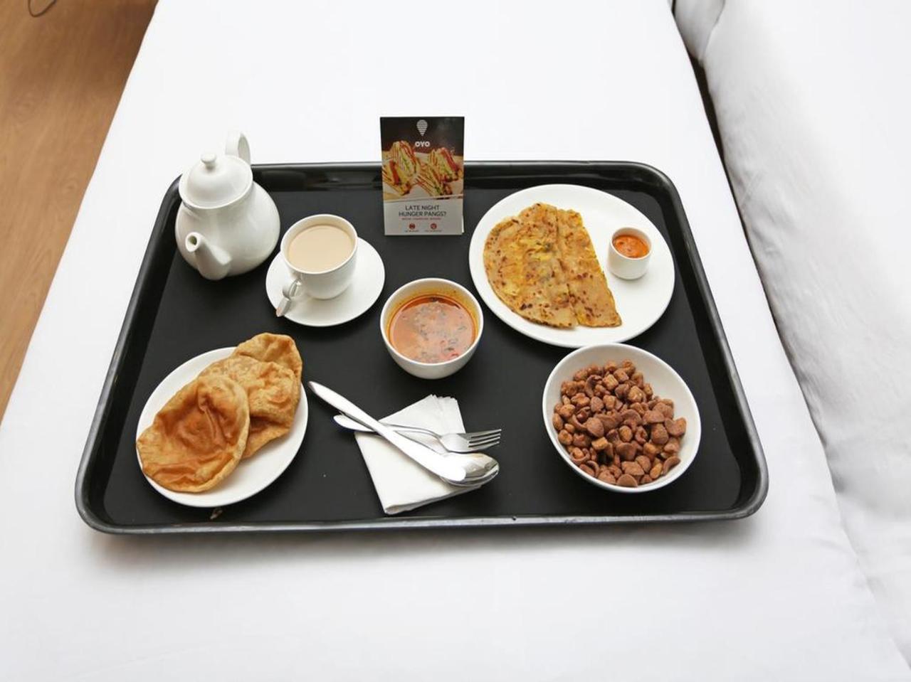 Oyo 2351 Hotel Golden Plaza Ahmedabad Bagian luar foto