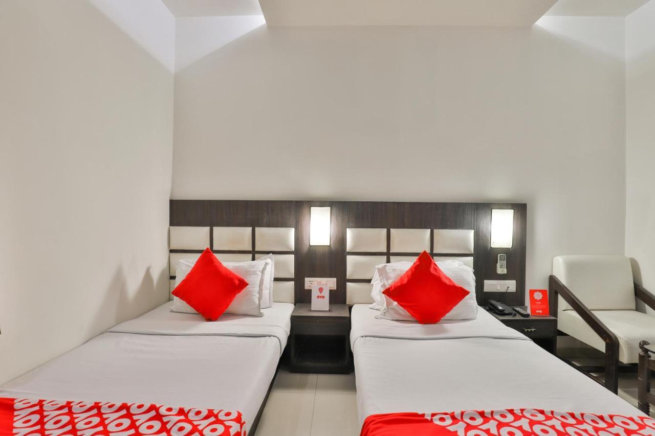 Oyo 2351 Hotel Golden Plaza Ahmedabad Bagian luar foto