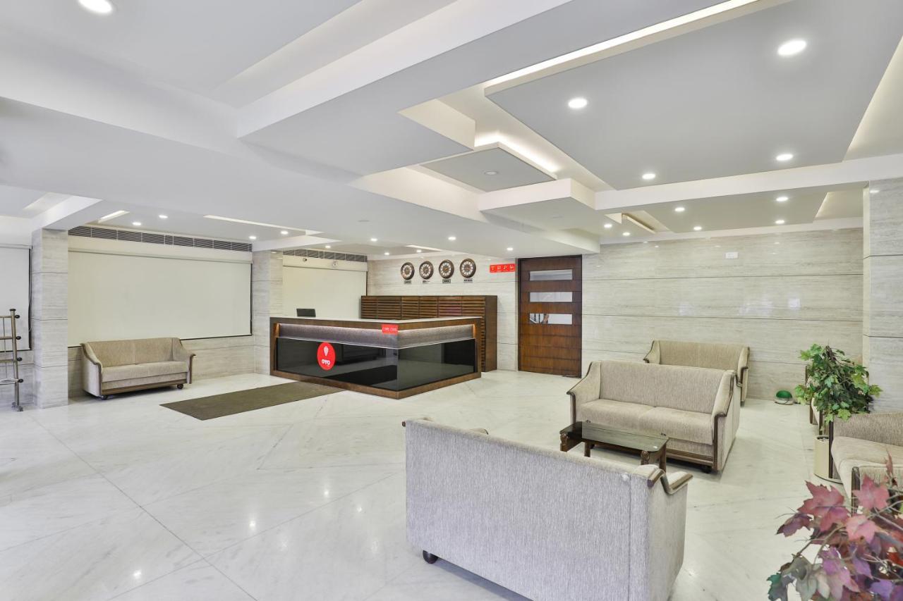 Oyo 2351 Hotel Golden Plaza Ahmedabad Bagian luar foto