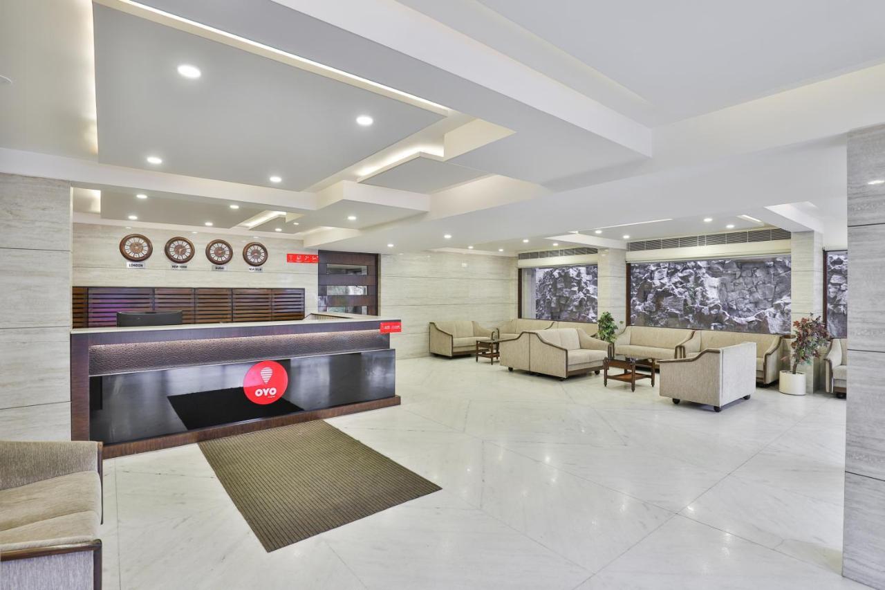 Oyo 2351 Hotel Golden Plaza Ahmedabad Bagian luar foto