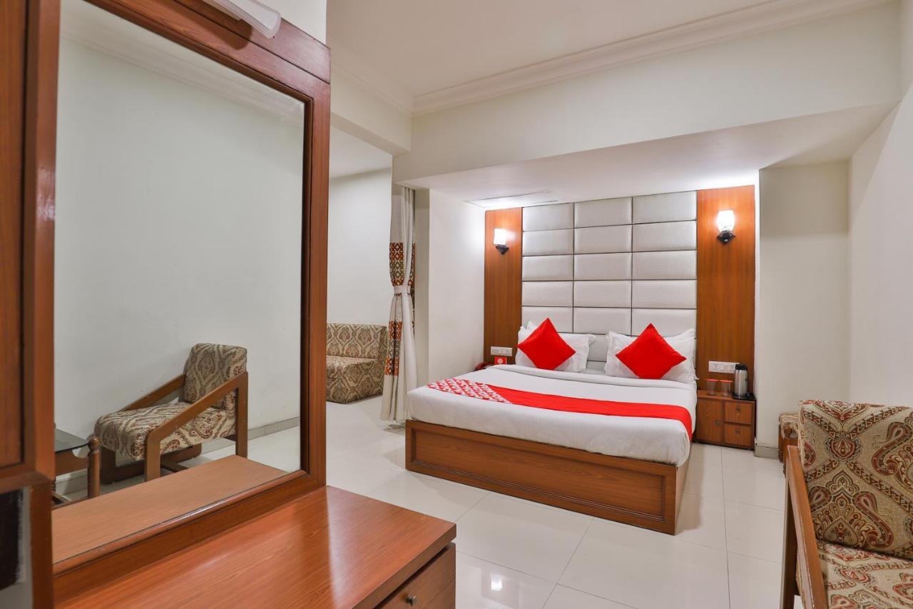Oyo 2351 Hotel Golden Plaza Ahmedabad Bagian luar foto