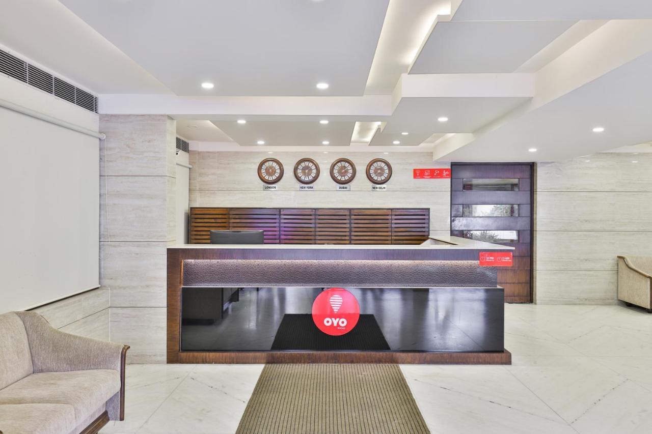Oyo 2351 Hotel Golden Plaza Ahmedabad Bagian luar foto