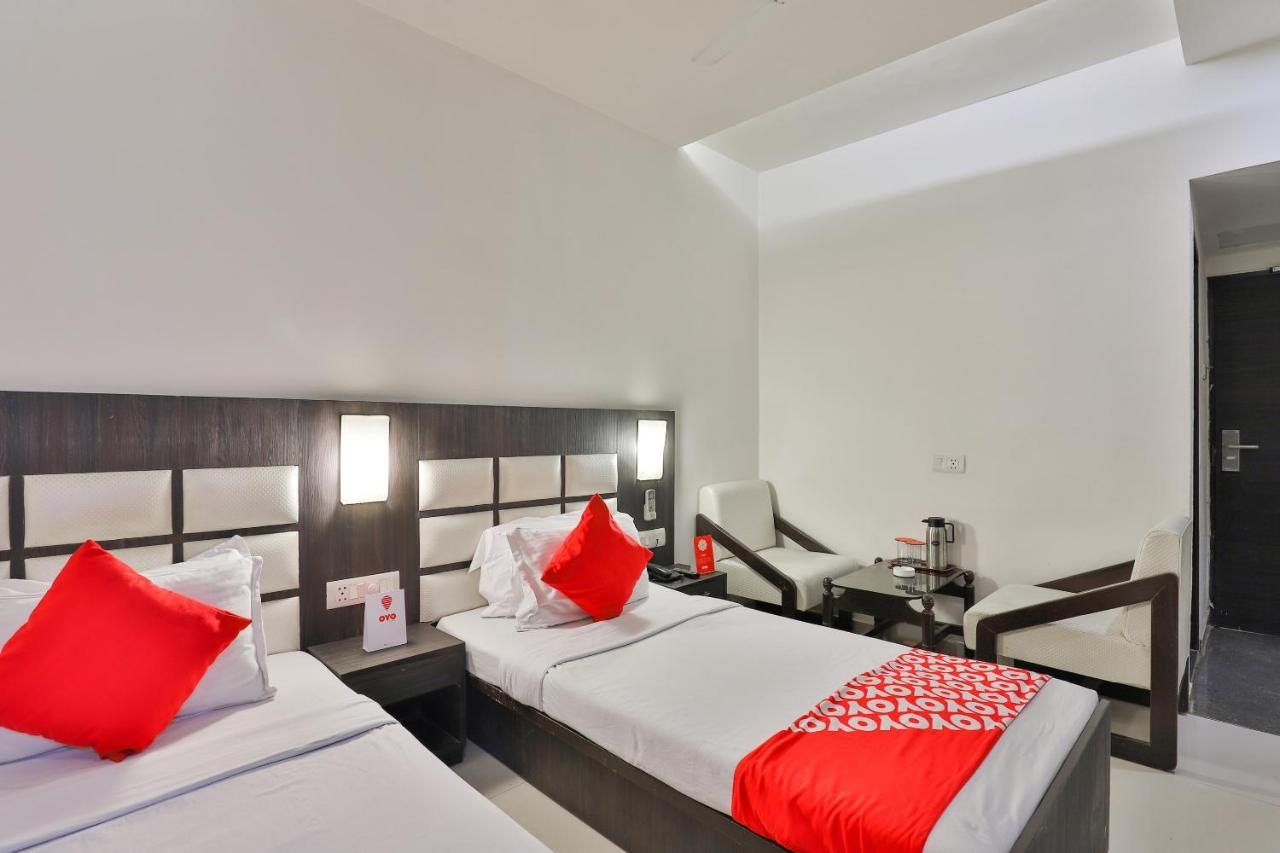 Oyo 2351 Hotel Golden Plaza Ahmedabad Bagian luar foto