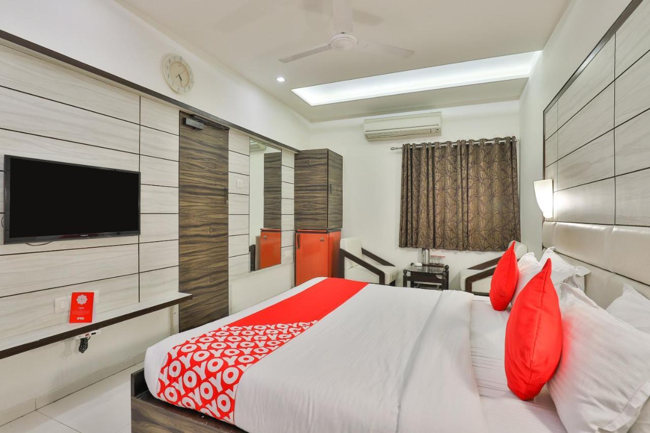 Oyo 2351 Hotel Golden Plaza Ahmedabad Bagian luar foto