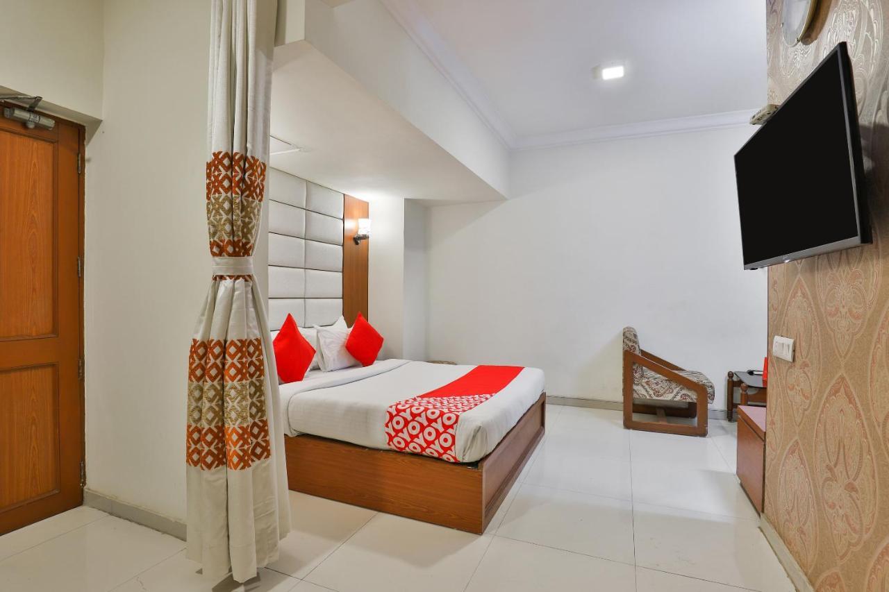 Oyo 2351 Hotel Golden Plaza Ahmedabad Bagian luar foto