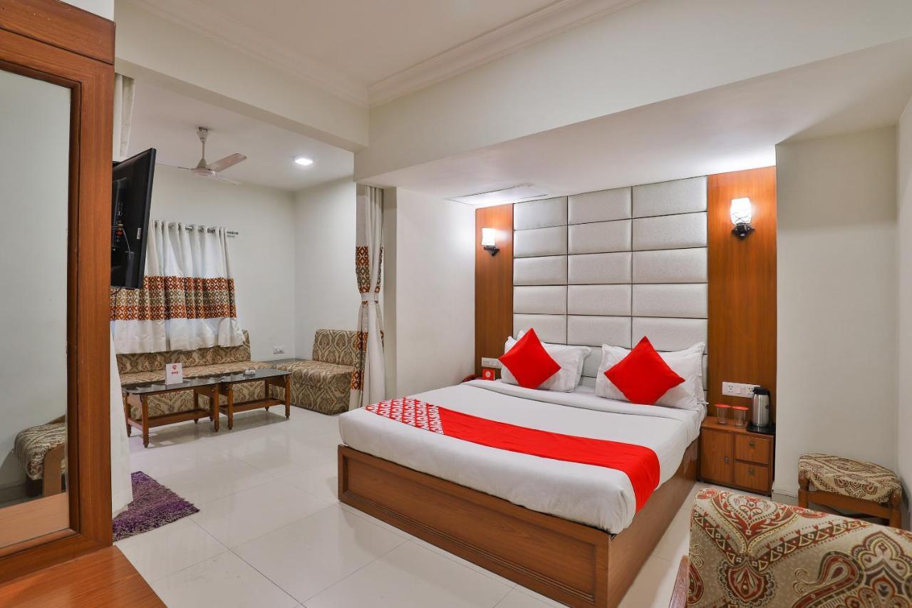 Oyo 2351 Hotel Golden Plaza Ahmedabad Bagian luar foto