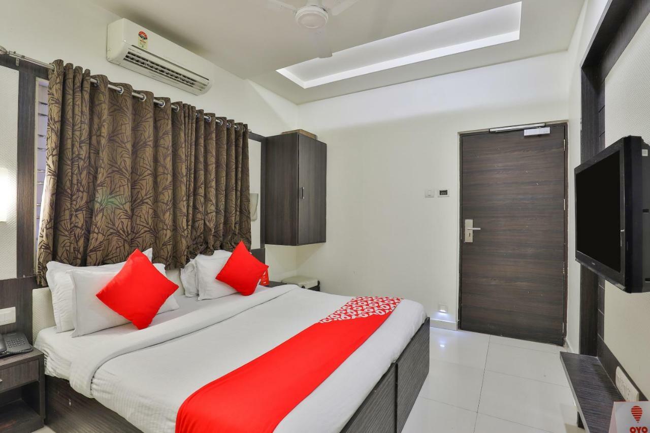 Oyo 2351 Hotel Golden Plaza Ahmedabad Bagian luar foto