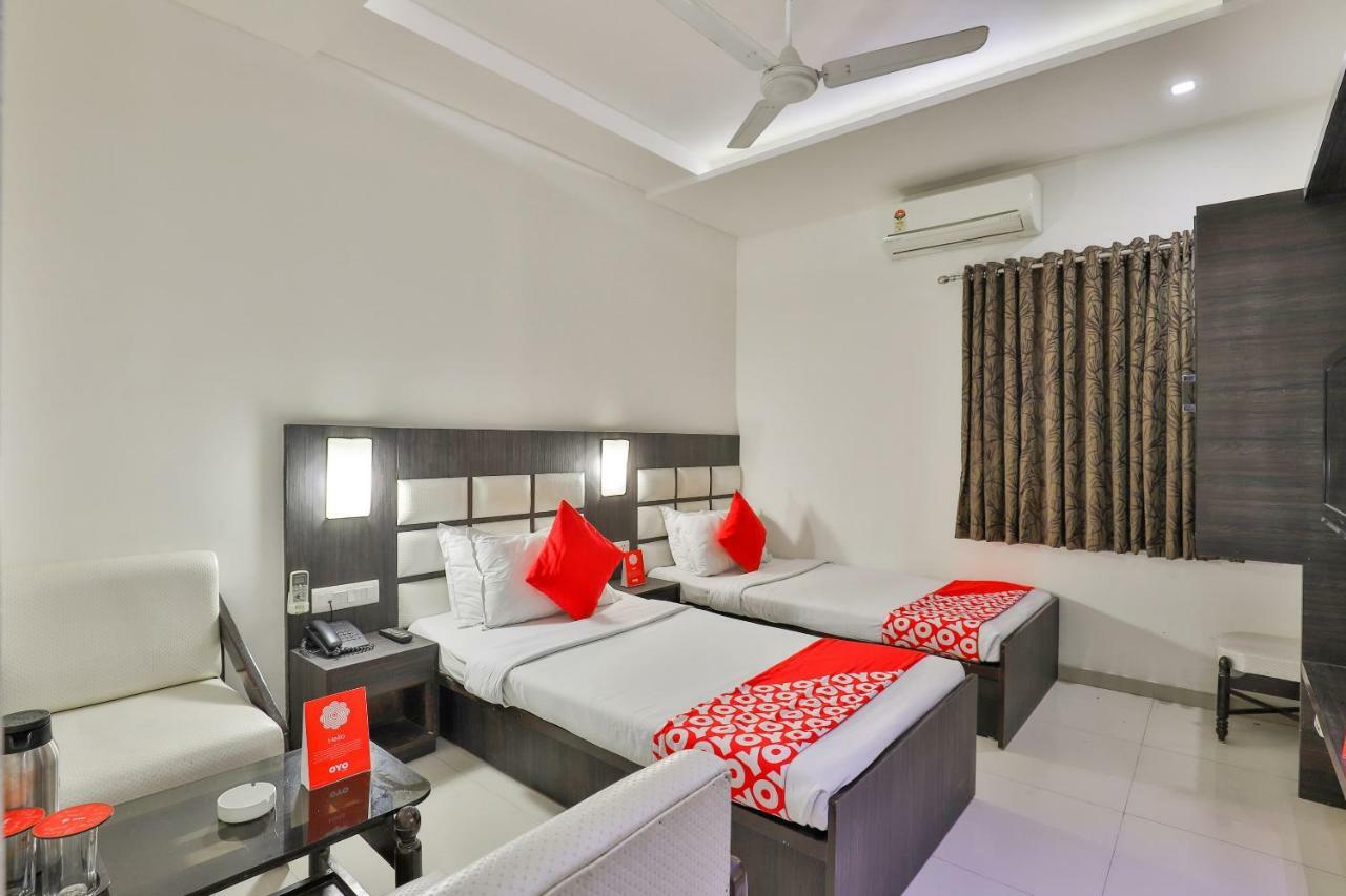 Oyo 2351 Hotel Golden Plaza Ahmedabad Bagian luar foto