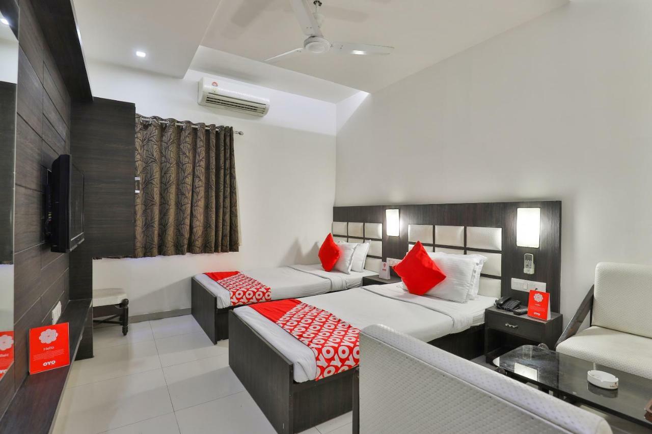 Oyo 2351 Hotel Golden Plaza Ahmedabad Bagian luar foto